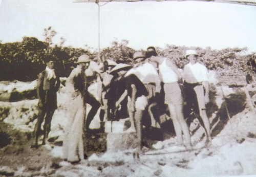 Người Việt Nam tham gia đào giếng tại Hoàng Sa năm 1938 - Ảnh do UBND H.Hoàng Sa - Đà Nẵng cung cấp