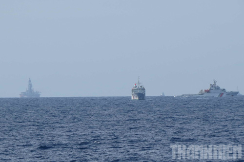 Các tàu hộ tống tăng cường bảo vệ giàn khoan HD-981, ngăn cản không cho tàu chấp pháp Việt Nam tiếp cận 