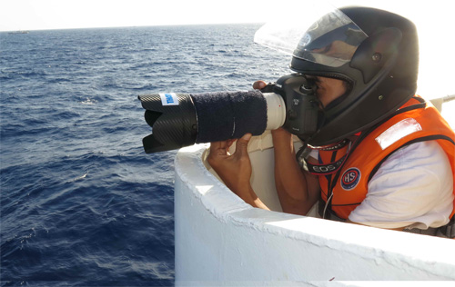 Phóng viên Độc Lập – Thanh Niên Online đang tác nghiệp tại vùng biển Hoàng Sa