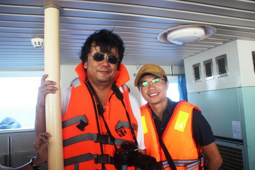 PV Hoàng Sơn (phải) cùng phóng viên Yasagai Toshihiro (hãng Kyodo News) trên tàu CSB