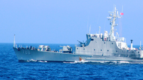 Tàu chiến TQ hiện diện gần giàn khoan nằm phi pháp trong vùng biển VN - Ảnh: Hoàng Sơn