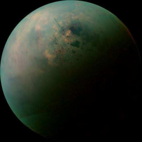 Titan là mặt trăng duy nhất trong hệ mặt trời có khí quyển đặc - Ảnh: NASA