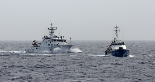 Tàu hải giám 2168 của Trung Quốc hung hăng lao về phía tàu thực thi pháp luật Việt Nam gần giàn khoan Hải Dương-981 (Haiyang Shiyou-981) - Ảnh: Độc Lập