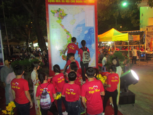 Các bạn trẻ Cà Mau tham gia ký tên vào bản đồ khẳng định chủ quyền Hoàng Sa – Trường Sa là của Việt Nam