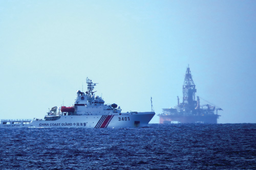 Tàu hải cảnh và giàn khoan Hải Dương-981 của Trung Quốc hoạt động phi pháp trong vùng biển Việt Nam - Ảnh: Độc Lập