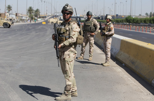 Các binh sĩ Iraq bên ngoài một trung tâm tuyển quân ở Baghdad - Ảnh: AFP