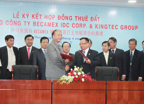 Ông Soddy Huang (trái) và lãnh đạo Becamex IDC ký kết hợp đồng