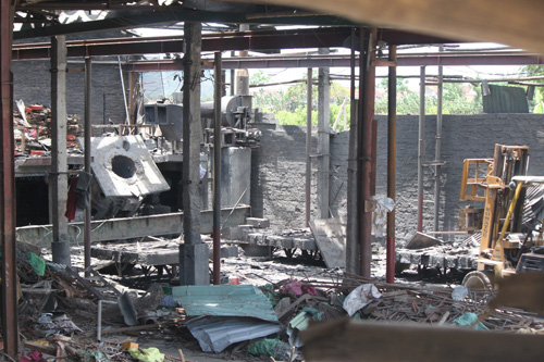 Vụ nổ đã hất tung các thiết bị trong xưởng - Ảnh: Sơn Lương
