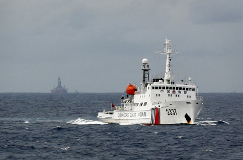 Tàu hải cảnh và giàn khoan Hải Dương-981 của Trung Quốc hoạt động phi pháp trong vùng biển Việt Nam ngày 13.6 - Ảnh: Reuters