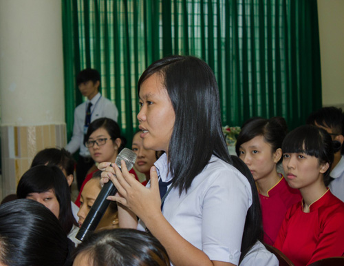 Sinh viên Trường CĐ nghề Du lịch Sài Gòn trong một buổi tọa đàm với doanh nghiệp 