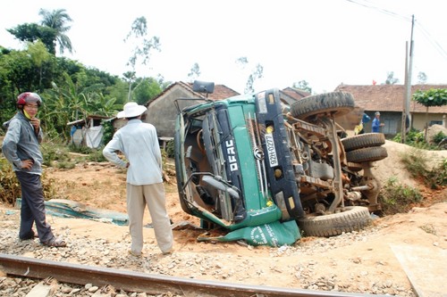 Sau cú tông, chiếc xe tải quay vòng rồi lật nghiêng bên đường