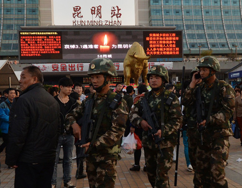 An ninh được tăng cường sau vụ tấn công tại nhà ga Côn Minh - Ảnh: AFP