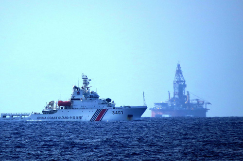 Tàu hải cảnh và giàn khoan Hải Dương-981 của Trung Quốc hoạt động phi pháp trong vùng biển Việt Nam-  Ảnh: Độc Lập