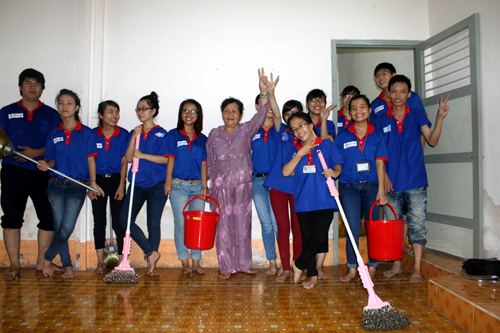 Má Cúc cùng sinh viên tình nguyện tham gia dọn dẹp chỗ ở cho TS - Ảnh: Như Lịch