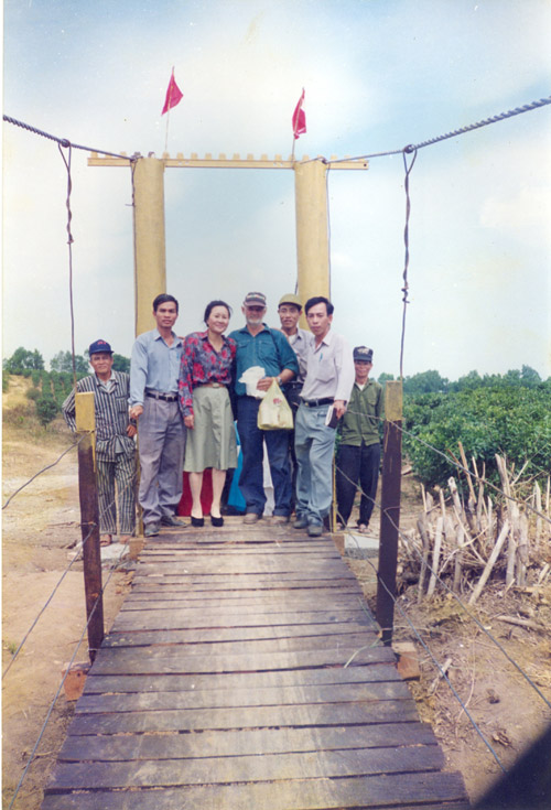 Chuyện tình già: ông Đan Mạch - bà bán chôm chôm bên Quốc lộ 1