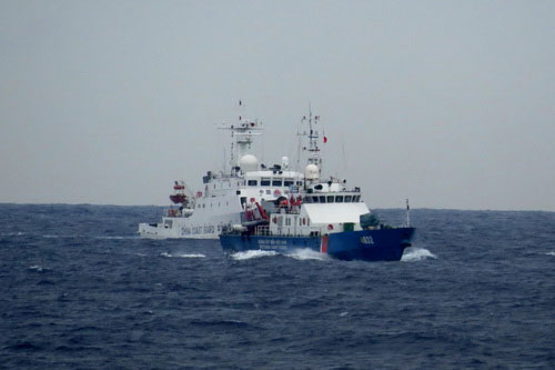 Chùm ảnh: Tàu quân sự Trung Quốc giả dạng đe dọa tàu Cảnh sát biển VN