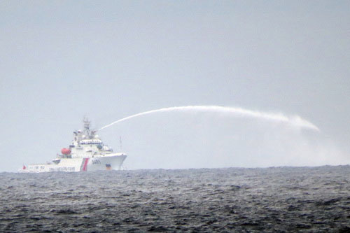 Chùm ảnh: Tàu quân sự Trung Quốc giả dạng đe dọa tàu Cảnh sát biển VN