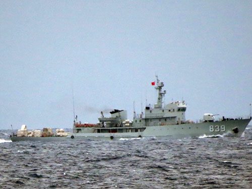 Tàu quân sự Trung Quốc giương súng