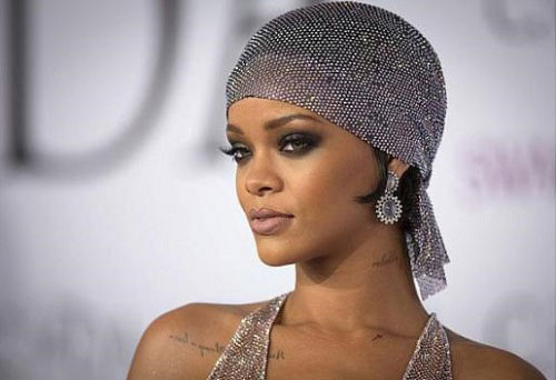 Poster quảng cáo của Rihanna bị hạn chế do quá gợi cảm
