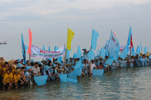 Rực sắc màu Tổ quốc trong lễ hội cầu ngư làng An Bằng 2