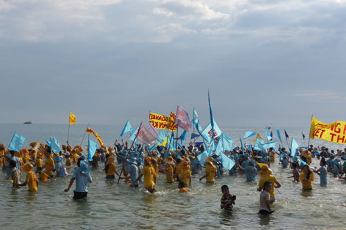 Rực sắc màu Tổ quốc trong lễ hội cầu ngư làng An Bằng 3