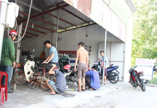 Sinh viên nghèo vượt khó để mở tiệm sửa xe 1