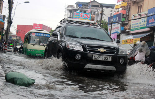 TP.HCM: Mưa lớn gây ngập một số tuyến đường 1