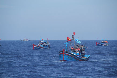 Tàu Trung Quốc dàn trận ‘kiểu Xích Bích’ lao vào tàu cá Việt Nam 1