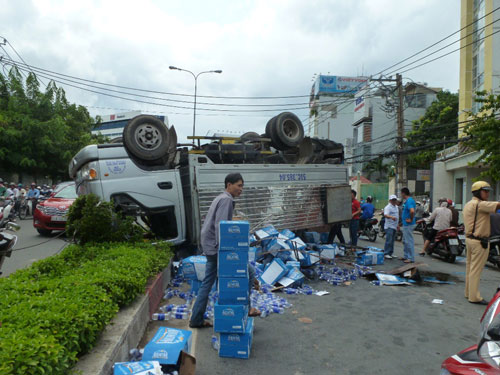 Nổ bánh, xe tải lật ngửa lên trời