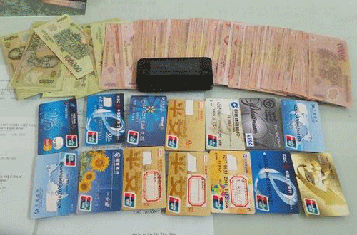 Bắt một người Trung Quốc dùng thẻ ATM giả rút tiền ngân hàng 2