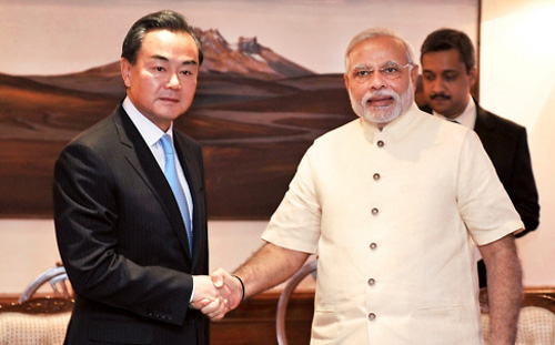 Tân Thủ tướng Ấn Độ Narendra Modi (phải) và Ngoại trưởng Trung Quốc Vương Nghị 