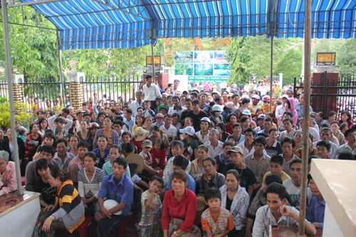 Hàng trăm người dân có mặt tại TAND H.Khánh Sơn theo dõi phiên tòa