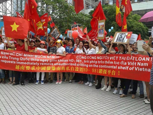 Người Việt ở Đài Loan xuống đường quyên góp ủng hộ lực lượng bảo vệ biển Đông