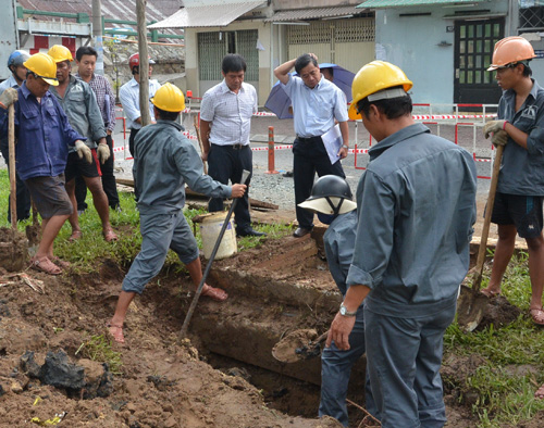 Mặt đường tại trung tâm TP.HCM phát nổ