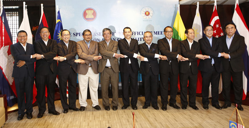 Các thành viên ASEAN nhấn mạnh việc không sử dụng hoặc đe dọa sử dụng vũ lực, và tích cực thúc đẩy để sớm có Bộ quy tắc ứng xử (COC) ở biển Đông