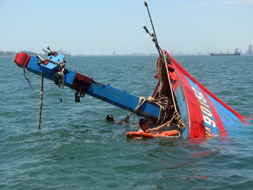 trục vớt tàu cá Đà Nẵng bị tàu Trung Quốc đâm chìm - ảnh nguyễn tú