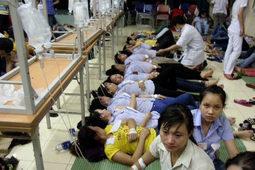 Các công nhân nằm la liệt đang được truyền nước tại bệnh viện