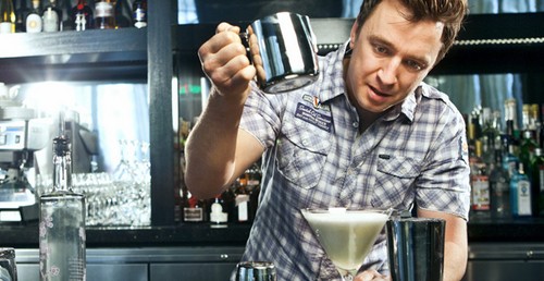 Joshua Groom pha chế tại quầy bar trong một nhà hàng của ông ở Canada - Ảnh do nhân vật cung cấp