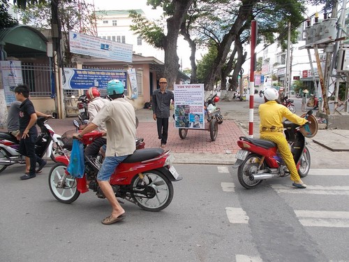 Nhiều người hiếu kỳ dừng xe lại tìm hiểu 