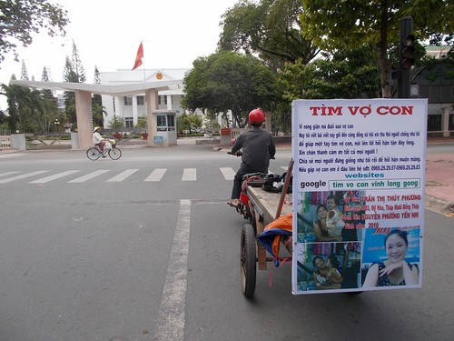 Anh Thuận chạy xe có treo tấm bảng tìm vợ con khắp TP.Vĩnh Long