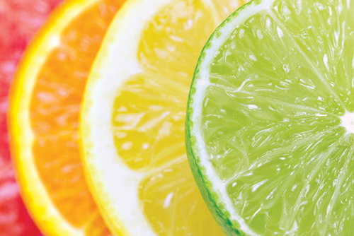 Nhai vài lát cam, chanh có thể giúp miệng bớt mùi hôi  - Ảnh: Shutterstock