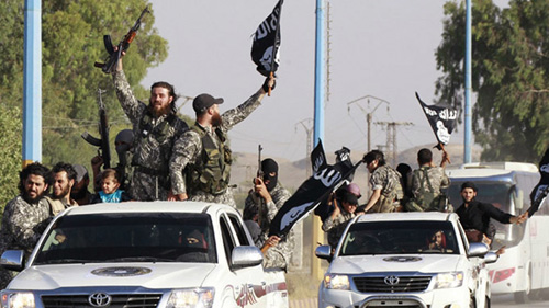Các tay súng ISIL kiểm soát nhiều địa điểm quan trọng ở Iraq và Syria -  Ảnh: Reuters