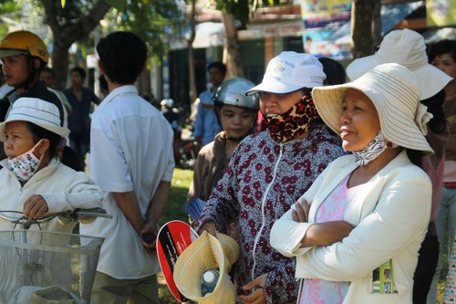 Hết giờ làm bài, tất cả phụ huynh đều đứng lên ngóng con mình