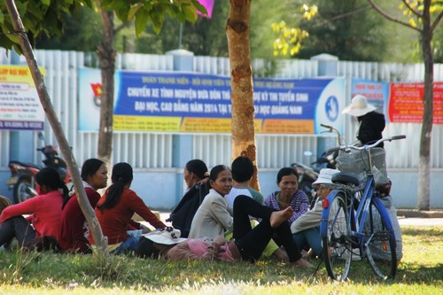 Một phụ huynh quá mệt nằm ra bãi cỏ để chợp mắt