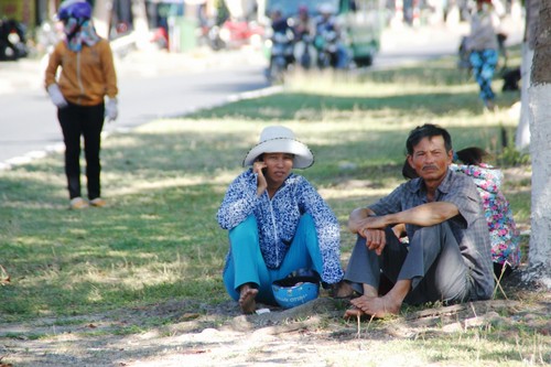 Khuôn mặt đăm chiêu, lo lắng của một người cha