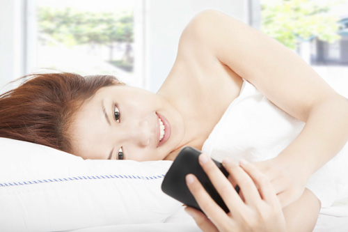 Các chuyên gia tâm lý cho rằng thói quen kè kè điện thoại sẽ gây tổn hại đến sức khỏe - Ảnh: Shutterstock d