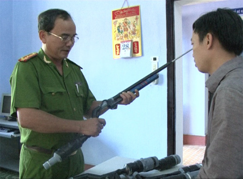 Những khẩu súng tự chế được cơ quan công an thu giữ này có tính sát thương sất cao - Ảnh: Trần Hồng