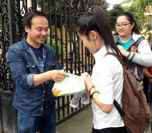 Diễn viên Nguyễn Trường Thịnh tặng cơm và nước uống cho thí sinh
