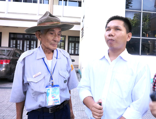 Cụ ông Nguyễn Văn Tâm đưa đón, giúp đỡ cho TS khiếm thị Trần Phú trong nhiều ngày qua - Ảnh: Diệu Hiền