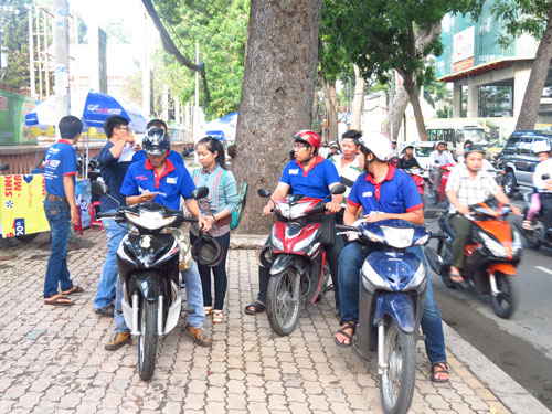 Tình nguyện viên trong đội xe chuẩn bị chở thí sinh đến nhà trọ - Ảnh: Lê Thanh